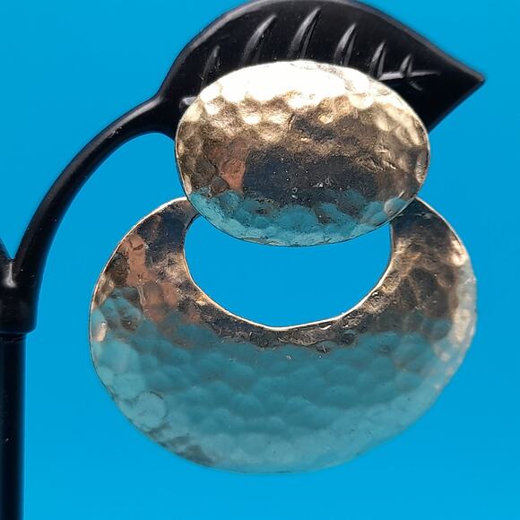 Vintage Hammered Gold Tone Clip Earrings, 1 1/2 In - Picture 3 of 9